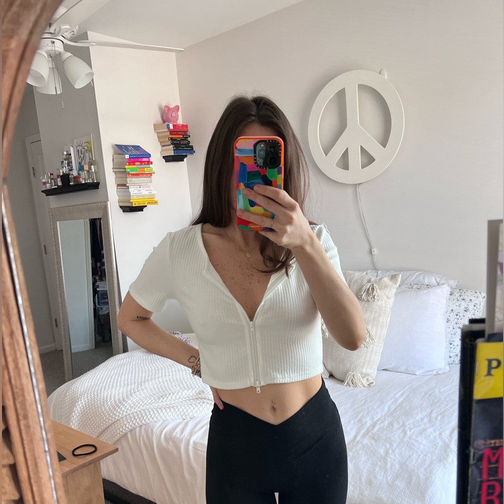 white cropped zipped tee. size 2. princess polly. never worn new with tags.